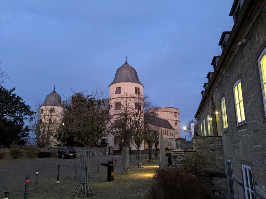 Fotowettbewerb endet bald: Das Kreismuseum Wewelsburg freut sich auf interessante Aufnahmen der Wewelsburg im Winter, hier: Die Wewelsburg im Februar 2022 kurz vor Sonnenaufgang. © Kreismuseum Wewelsburg)